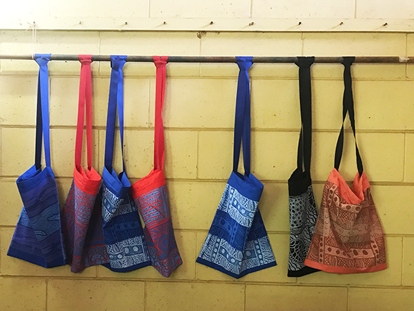 Shoulder bags handmade by Tiwi Islanders